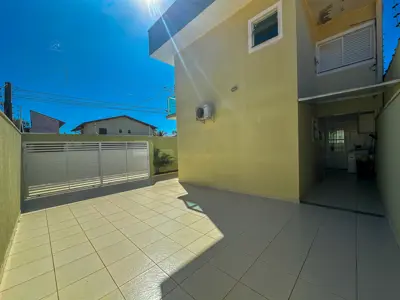 Casa - Sobrado com 3 quartos (sendo 2 suite(s)) a 200,00 metros praia.