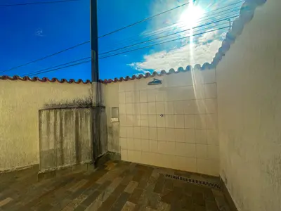 Casa - Térrea com piscina com 3 quartos (sendo 1 suite(s)) a 550,00 metros praia.