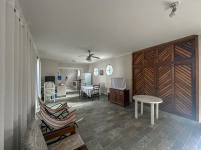 Casa - Térrea com piscina com 3 quartos (sendo 1 suite(s)) a 550,00 metros praia.