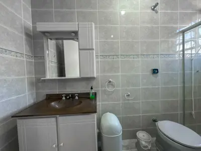 Casa - Térrea com piscina com 3 quartos (sendo 1 suite(s)) a 550,00 metros praia.