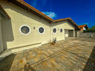 Casa - Térrea com piscina com 3 quartos (sendo 1 suite(s)) a 550,00 metros praia.