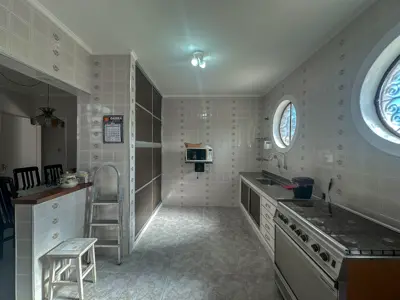 Casa - Térrea com piscina com 3 quartos (sendo 1 suite(s)) a 550,00 metros praia.