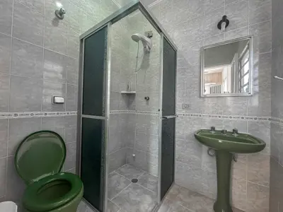 Casa - Térrea com piscina com 3 quartos (sendo 1 suite(s)) a 550,00 metros praia.