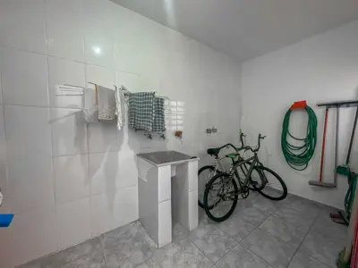 Casa - Térrea com piscina com 3 quartos (sendo 1 suite(s)) a 550,00 metros praia.