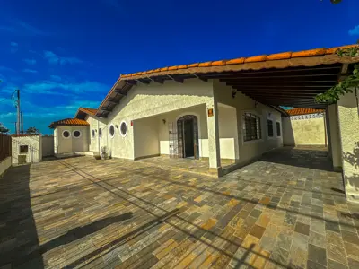 Casa - Térrea com piscina com 3 quartos (sendo 1 suite(s)) a 550,00 metros praia.