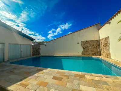 Casa - Térrea com piscina com 3 quartos (sendo 1 suite(s)) a 550,00 metros praia.