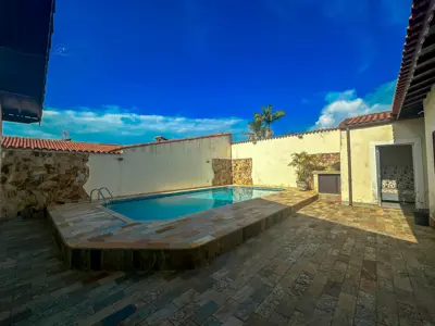Casa - Térrea com piscina com 3 quartos (sendo 1 suite(s)) a 550,00 metros praia.
