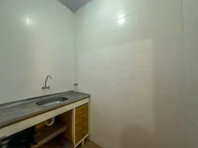 Kitnet - Ampla com 1 quartos  a 300,00 metros praia.