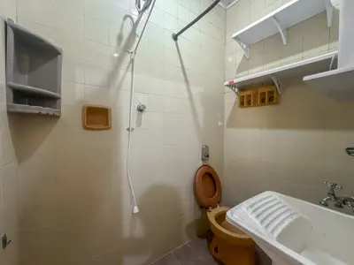 Kitnet - Ampla com 1 quartos  a 300,00 metros praia.