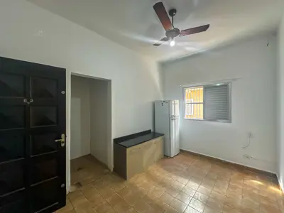 Kitnet - Ampla com 1 quartos  a 300,00 metros praia.