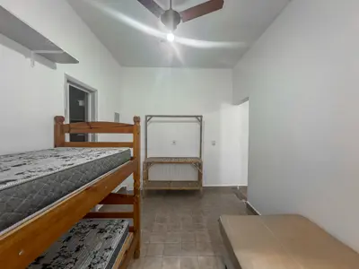Kitnet - Ampla com 1 quartos  a 300,00 metros praia.