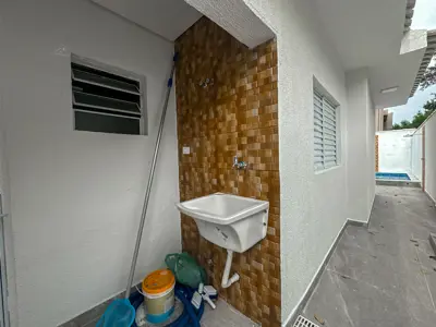 Casa - Térrea com piscina com 3 quartos (sendo 3 suite(s)) a 1000,00 metros praia.