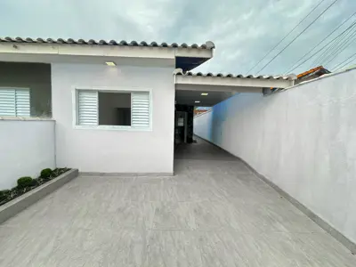 Casa - Térrea com piscina com 3 quartos (sendo 3 suite(s)) a 1000,00 metros praia.