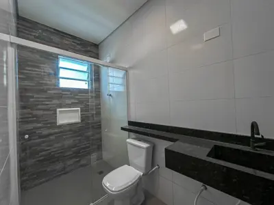 Casa - Térrea com piscina com 3 quartos (sendo 3 suite(s)) a 1000,00 metros praia.