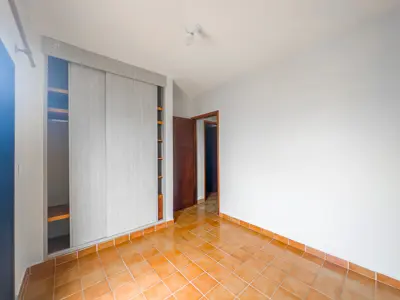 Apartamento - Alto com 3 quartos (sendo 1 suite(s)) a 500,00 metros praia.