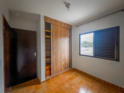 Apartamento - Alto com 3 quartos (sendo 1 suite(s)) a 500,00 metros praia.