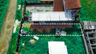 Terreno - Parte de lote com  quartos  a 8,00 metros praia.