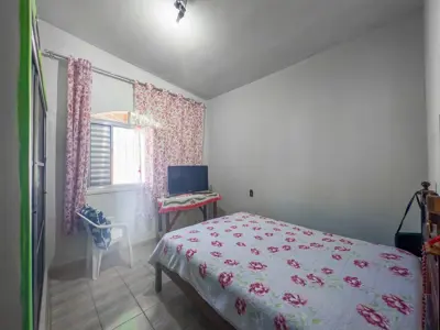 Casa - Térrea com 2 quartos  a 3800,00 metros praia.