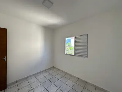 Apartamento - Amplo com 2 quartos  a 5000,00 metros praia.