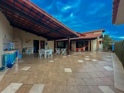 Casa - Sobrado com 5 quartos (sendo 4 suite(s)) a 250,00 metros praia.
