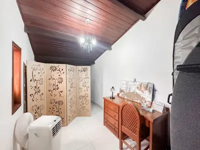 Casa - Sobrado com 5 quartos (sendo 4 suite(s)) a 250,00 metros praia.