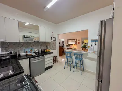 Casa - Sobrado com 5 quartos (sendo 4 suite(s)) a 250,00 metros praia.