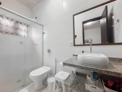 Casa - Sobrado com 5 quartos (sendo 4 suite(s)) a 250,00 metros praia.