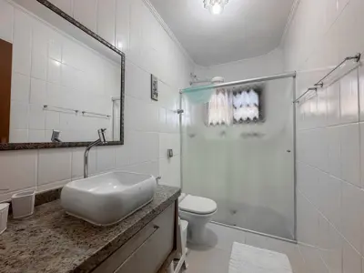 Casa - Sobrado com 5 quartos (sendo 4 suite(s)) a 250,00 metros praia.