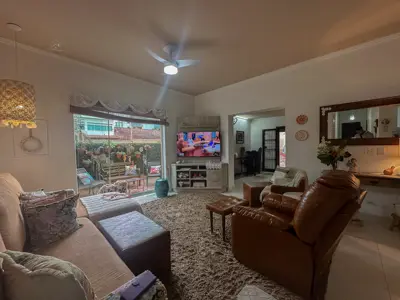 Casa - Sobrado com 5 quartos (sendo 4 suite(s)) a 250,00 metros praia.