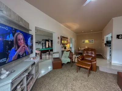 Casa - Sobrado com 5 quartos (sendo 4 suite(s)) a 250,00 metros praia.