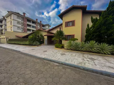 Casa - Sobrado com 5 quartos (sendo 4 suite(s)) a 250,00 metros praia.