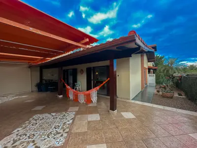 Casa - Sobrado com 5 quartos (sendo 4 suite(s)) a 250,00 metros praia.