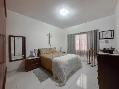 Casa - Sobrado com 5 quartos (sendo 4 suite(s)) a 250,00 metros praia.