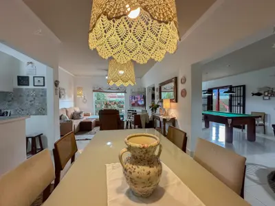 Casa - Sobrado com 5 quartos (sendo 4 suite(s)) a 250,00 metros praia.