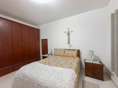 Casa - Sobrado com 5 quartos (sendo 4 suite(s)) a 250,00 metros praia.