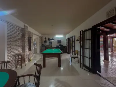 Casa - Sobrado com 5 quartos (sendo 4 suite(s)) a 250,00 metros praia.