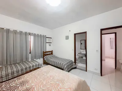 Casa - Sobrado com 5 quartos (sendo 4 suite(s)) a 250,00 metros praia.