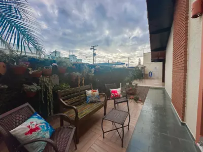 Casa - Sobrado com 5 quartos (sendo 4 suite(s)) a 250,00 metros praia.