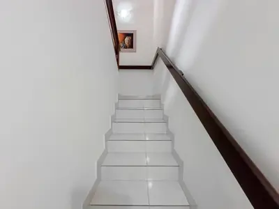 Casa - Sobrado com 5 quartos (sendo 4 suite(s)) a 250,00 metros praia.