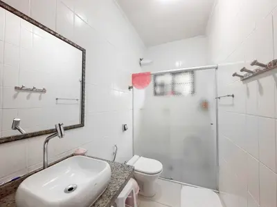 Casa - Sobrado com 5 quartos (sendo 4 suite(s)) a 250,00 metros praia.