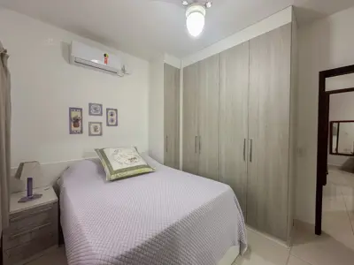 Casa - Sobrado com 5 quartos (sendo 4 suite(s)) a 250,00 metros praia.