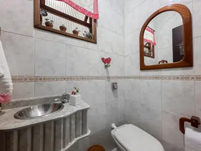 Casa - Sobrado com 5 quartos (sendo 4 suite(s)) a 250,00 metros praia.