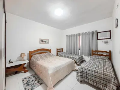 Casa - Sobrado com 5 quartos (sendo 4 suite(s)) a 250,00 metros praia.
