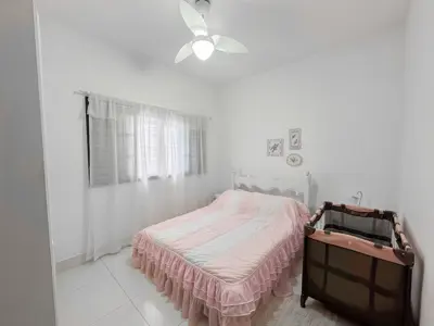 Casa - Sobrado com 5 quartos (sendo 4 suite(s)) a 250,00 metros praia.