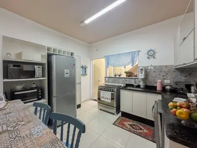 Casa - Sobrado com 5 quartos (sendo 4 suite(s)) a 250,00 metros praia.