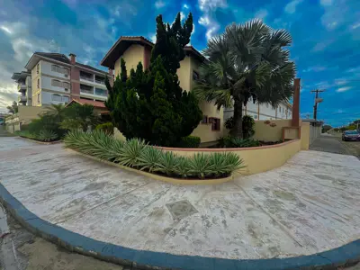 Casa - Sobrado com 5 quartos (sendo 4 suite(s)) a 250,00 metros praia.