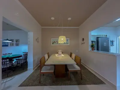 Casa - Sobrado com 5 quartos (sendo 4 suite(s)) a 250,00 metros praia.