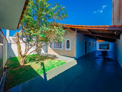 Casa - Térrea com 4 quartos (sendo 1 suite(s)) a 900,00 metros praia.
