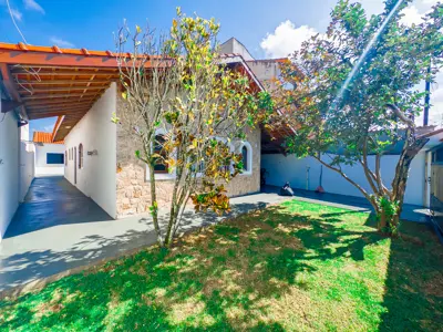 Casa - Térrea com 4 quartos (sendo 1 suite(s)) a 900,00 metros praia.