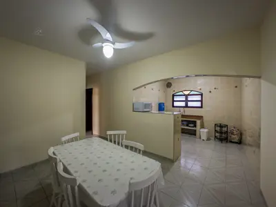 Casa - Térrea com 4 quartos (sendo 1 suite(s)) a 900,00 metros praia.
